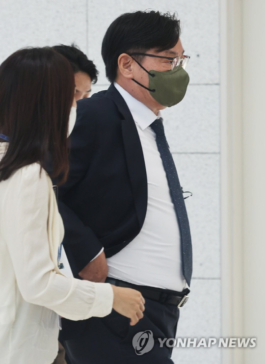 쌍방울 그룹으로부터 억대의 금품을 수수한 혐의를 받는 이화영 킨텍스 대표이사(전 경기도 평화부지사)가 지난해 9월 27일 오전 경기도 수원시 영통구 수원지방법원에서 열리는 사전구속영장 실질심사(구속 전 피의자심문)에 출석하기 위해 수원지방검찰청 청사로 들어가고 있다.<연합뉴스>